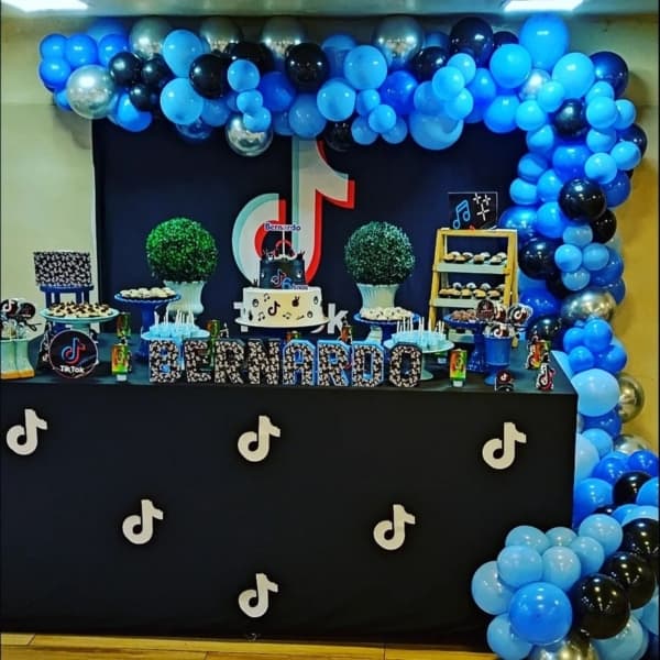 24 festa tik tok decorada em azul e preto @patymaryeventos