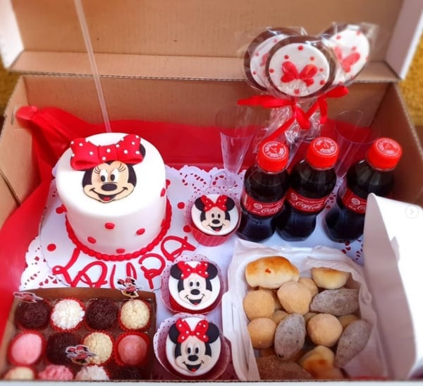 30 festa na caixa infantil com tema Minnie @karinagerard cakes
