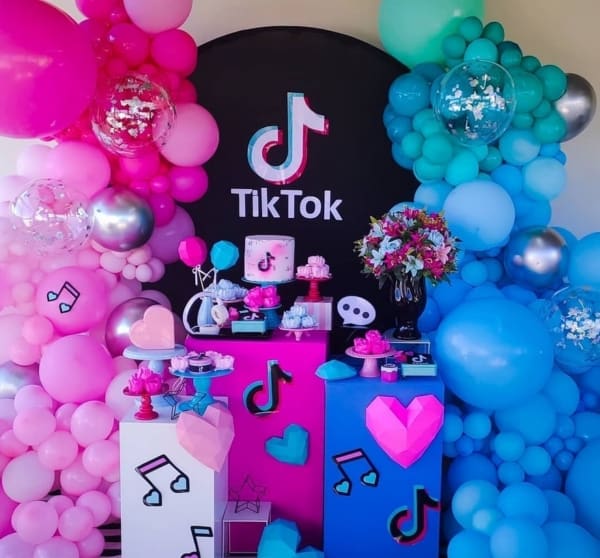 34 festa tik tok com balões rosa e azul @motihouseconvites