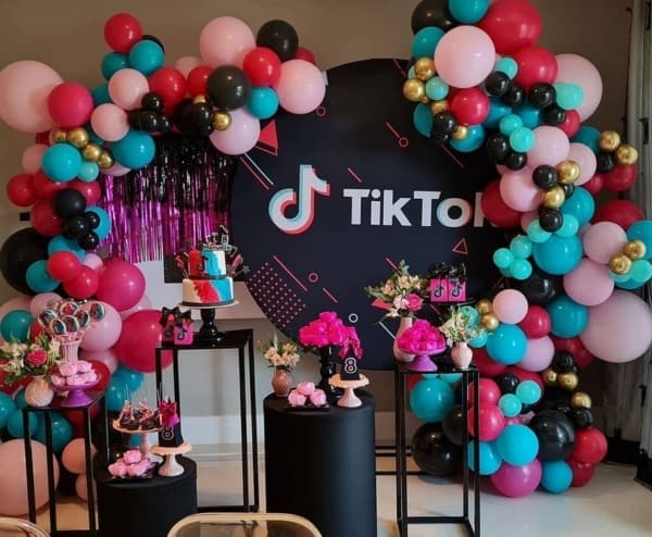 39 decoração moderna e com balões festa tik tok @tanacabanafestas