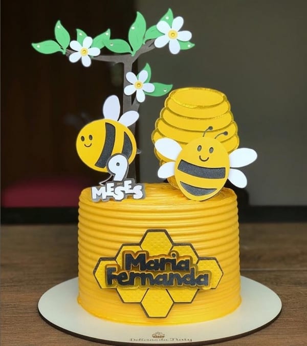 29 bolo amarelo mesversário abelhinha @mundopaper personalizados