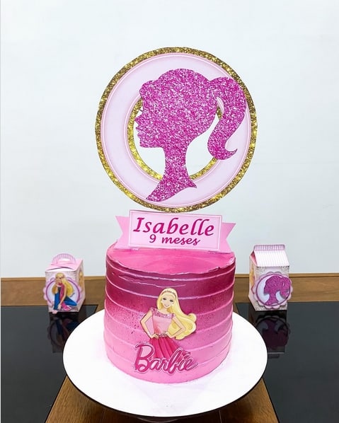 30 bolo de mesversário da Barbie @encantosdemaeatelie
