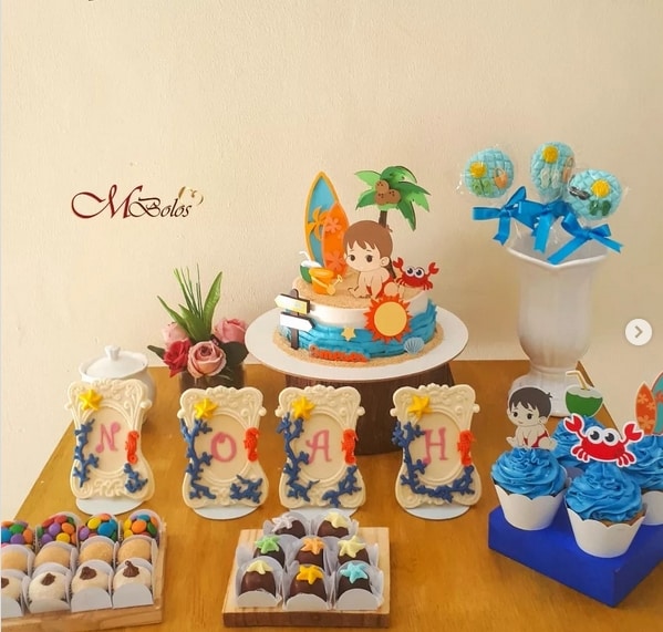 22 mesversário praia com doces e bolo decorado @mbolosconfeitaria