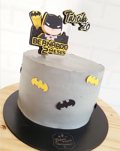 25 bolo simples mesversário Batman @chefdeboradacosta