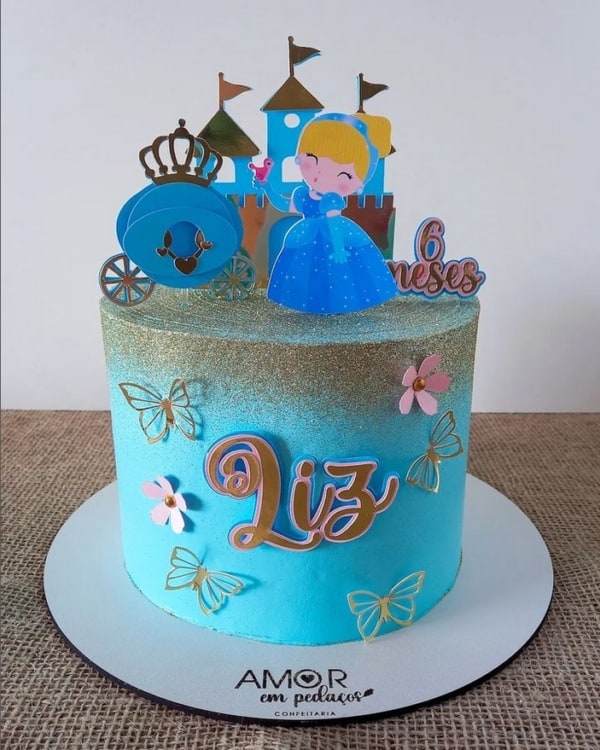 26 bolo azul mesversário princesa Disney @amorempedacosbolos