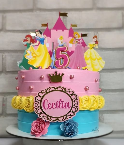 30 bolo mesversário princesas da Disney @dandaconfeitaria
