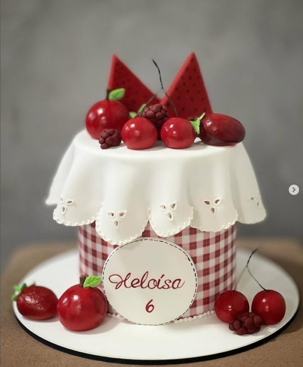 48 bolo mesversário frutas vermelhas @gcakedesigner