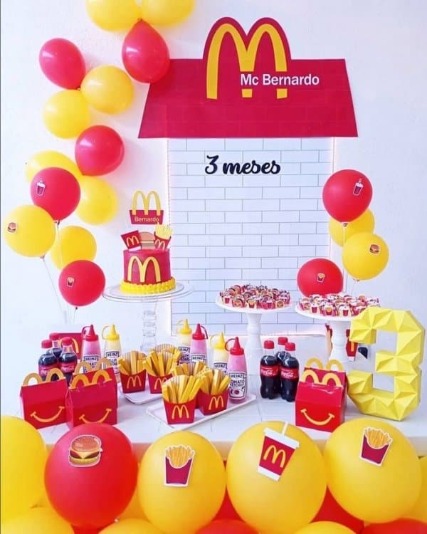 16 mesversário com tema criativo fast food @caprichos design