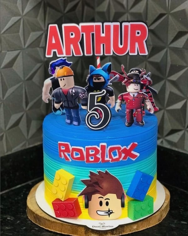 39 bolo Roblox com toppers @duasmarias cakes