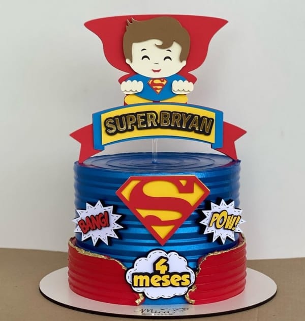 18 bolo decorado mesversário Super Homem @micaconfeitaria