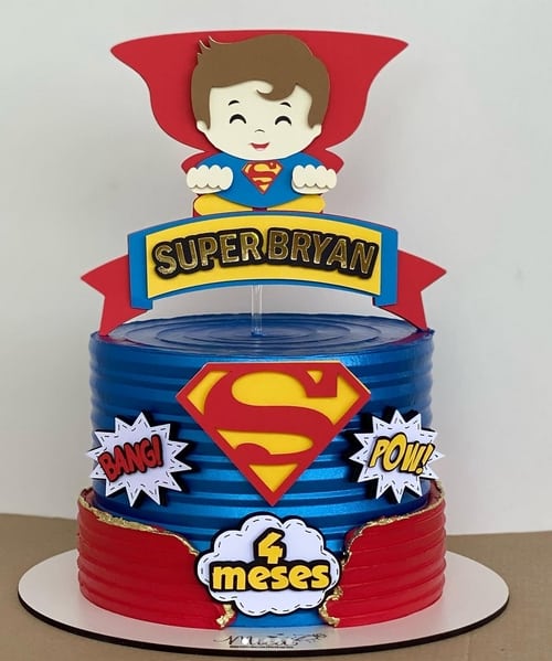 22 bolo mesversário temático Super Homem @micaconfeitaria