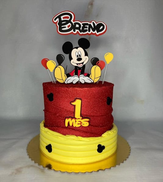 27 bolo de mesversário com glitter Mickey @pimenteliconfeitaria