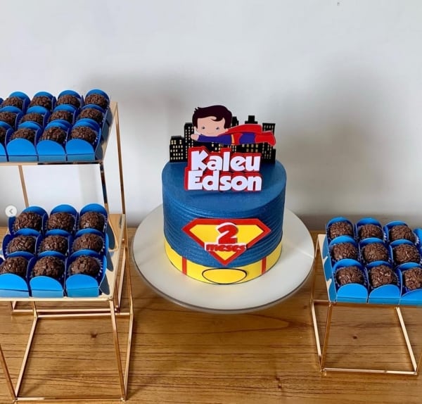 5 festa simples mesversário Super Homem @anaclara cakes
