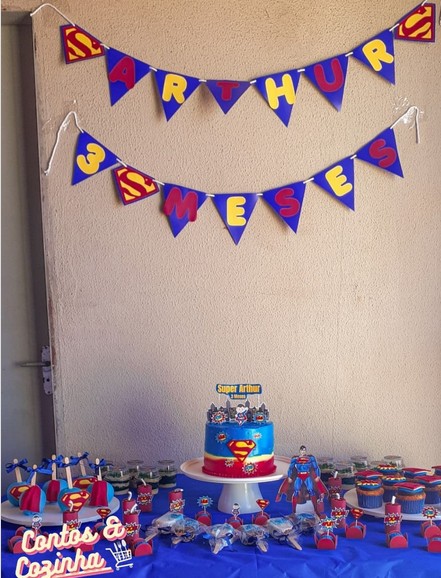 7 decoração simples mesversário Superman @contosecozinha