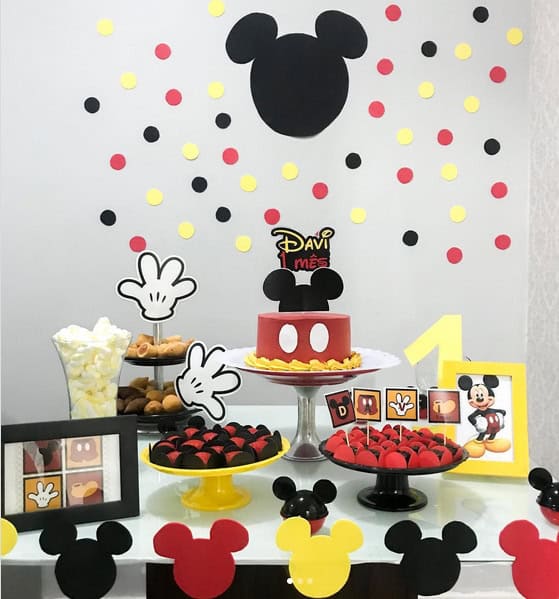 8 decoração mesversário simples Mickey @samillyrcarvalho
