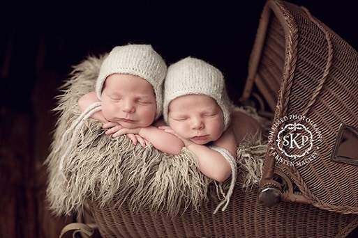 foto de ensaio gêmeos recém-nascidos