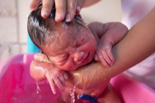 foto do bebê em seu primeiro banho
