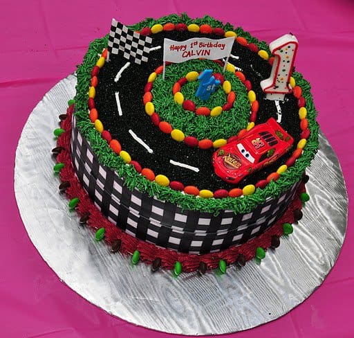 CARROS 🚗 #bolocarros #festacarros #cake #cakeart #cakelover #caketopper  #cak…  Bolo carros, Bolo de aniversário de carros, Decoração de festa  infantil tema carros