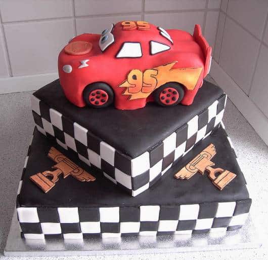 CARROS 🚗 #bolocarros #festacarros #cake #cakeart #cakelover #caketopper  #cak…  Bolo carros, Bolo de aniversário de carros, Decoração de festa  infantil tema carros