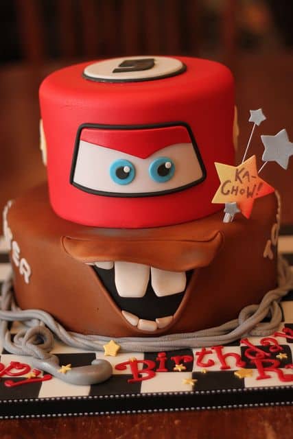 CARROS 🚗 #bolocarros #festacarros #cake #cakeart #cakelover #caketopper  #cak…  Bolo carros, Bolo de aniversário de carros, Decoração de festa  infantil tema carros