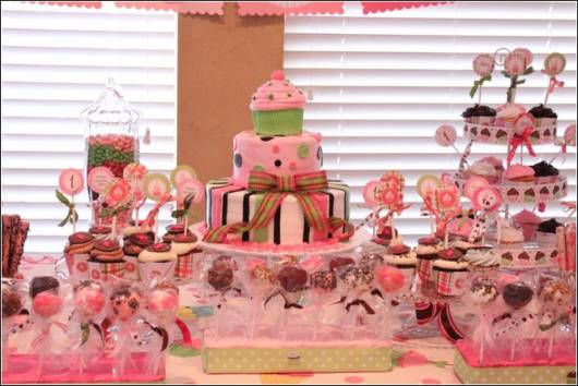 modelo de decoração de mesa da festa cupcake