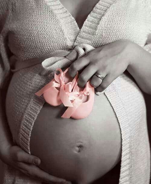 foto barriga grávida com sapatinho