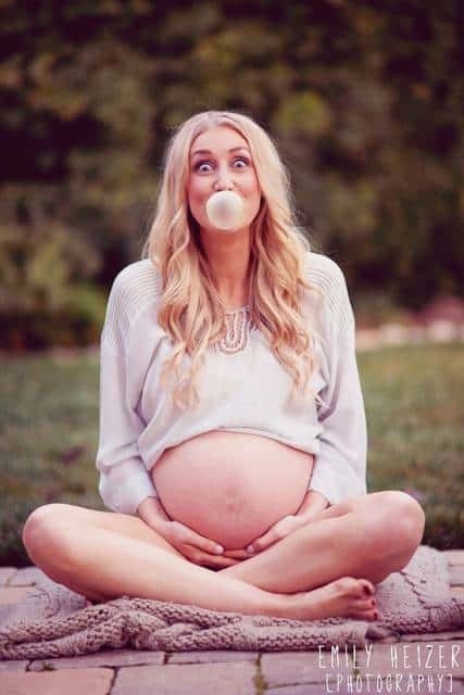 foto barriga grávida com bola de chiclete