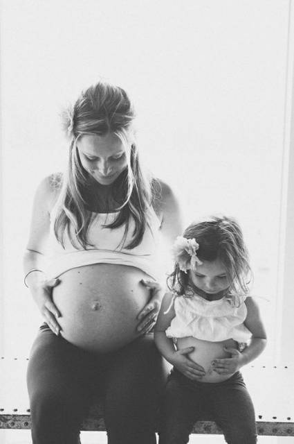 foto barriga grávida com irmã