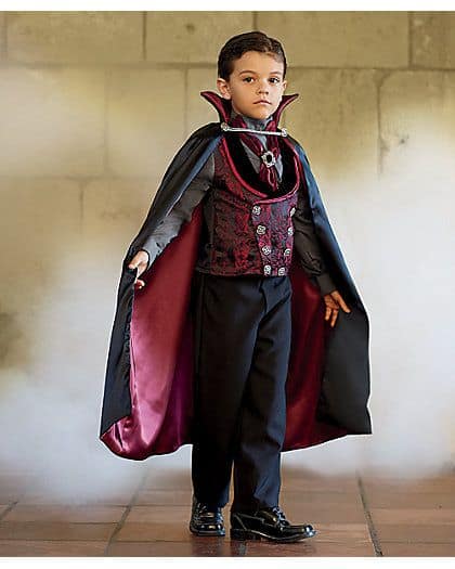 fantasia de Halloween infantil improvisada de Drácula  Diy halloween  costumes easy, Vampire costume diy, Vampire costume kids