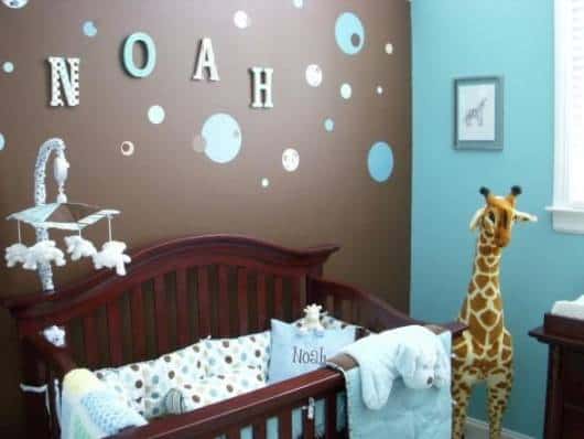 quarto de bebê azul e marrom