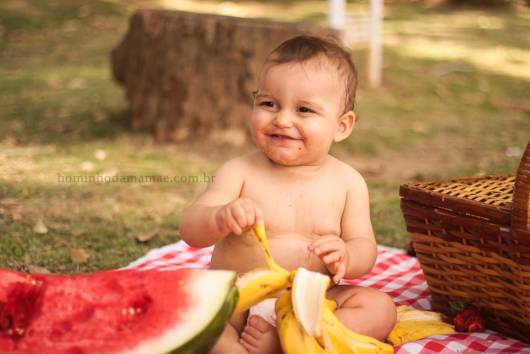 bebê comendo frutas