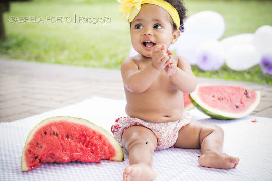 criança comendo frutas