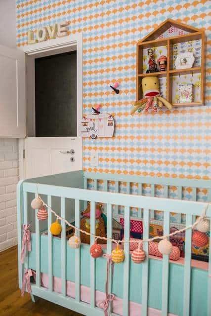 decoração colorida quarto de bebê