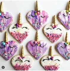 Biscoitos com formato de coração com chifres de unicórnio.