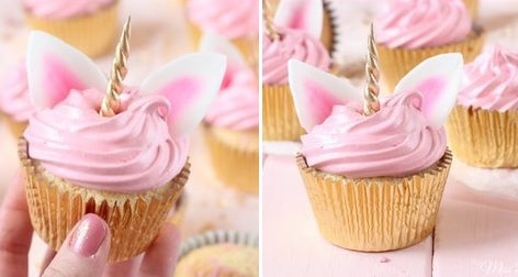 Cupcake rosa com orelha e chifre de unicórnio.
