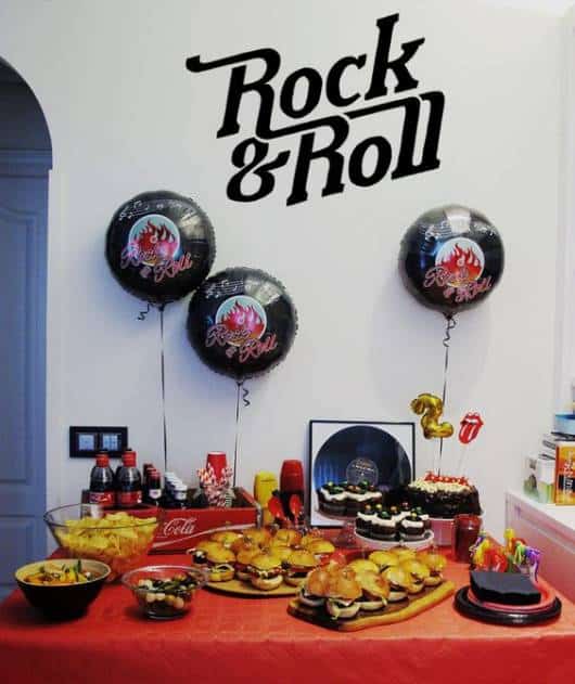 Festa Rock n' Roll com cardápio de hamburguers e salgadinhos.