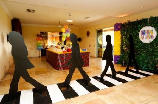 Decoração com formato do corpo dos Beatles em pé, imitando a capa do álbum Abbey Road.