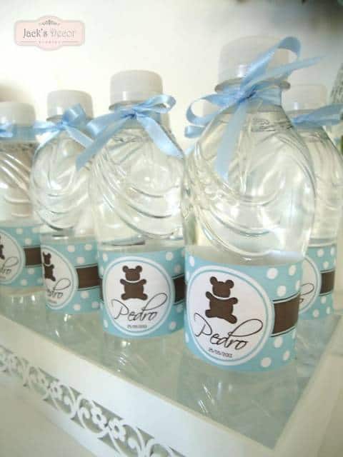 Garrafas de água com embalagem com o nome do bebê.