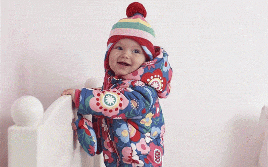 bebê com casaco de inverno colorido