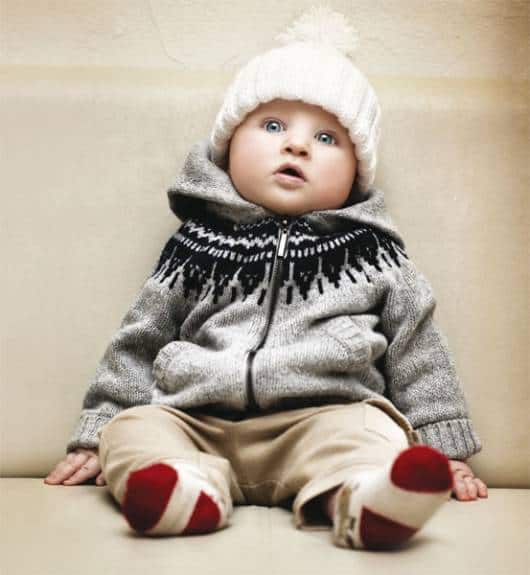 bebê com casaco de tricô cinza