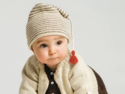 bebê com casaco e gorro de lã