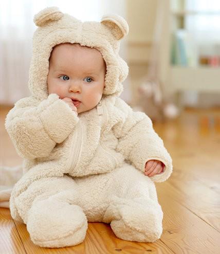 bebê com macacão branco de urso