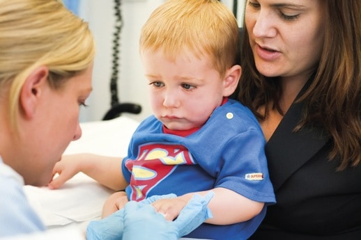 médica examinando alergia em bebês