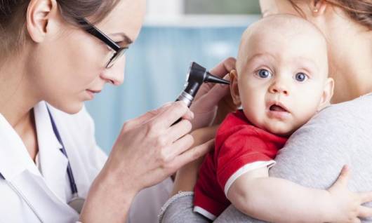 medico examinando alergia em bebê