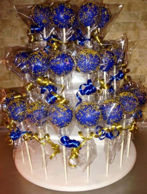 Maças com cobertura azul e embalagens douradas.