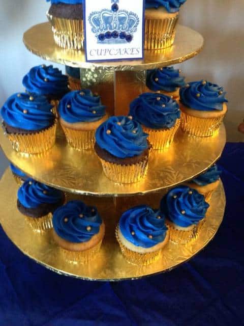 Cup cakes azuis com forminhas douradas.