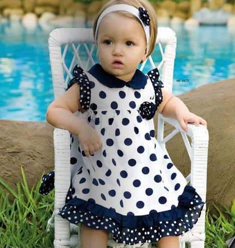 BebE veste vestido branco com azul marinho de tiara branca com detalhe azul marinho.