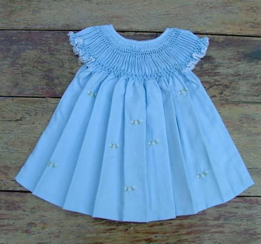 Modelo de vestido azul claro simples. de mangas curtas.