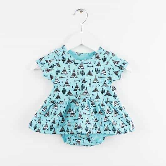 Vestido de bebê estampado em fundo azul clarinho.