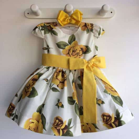 Modelo de vestido de manginhas com estampa de rosas amarelas.